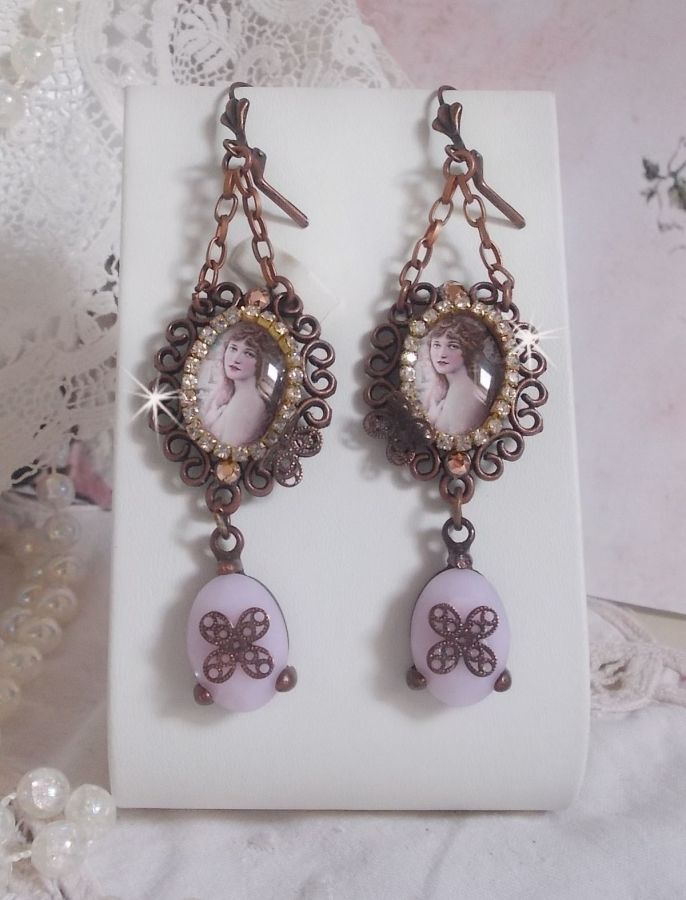 BO Blondy Roses skapad med PureCrystal cabochons, förstoringsglas cabochons, medaljonger och en strass kedja.