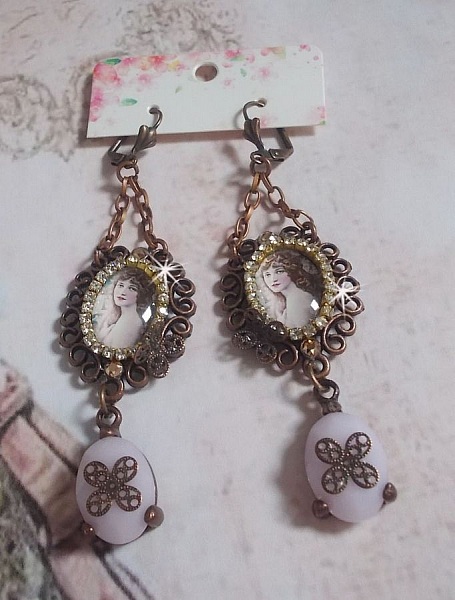 BO Blondy Roses skapad med PureCrystal cabochons, f&ouml;rstoringsglas cabochons, medaljonger och en strass kedja.