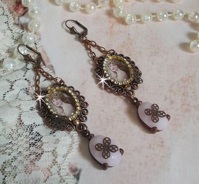 BO Blondy Roses skapad med PureCrystal cabochons, f&ouml;rstoringsglas cabochons, medaljonger och en strass kedja.