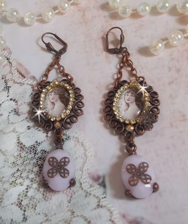 BO Blondy Roses skapad med PureCrystal cabochons, förstoringsglas cabochons, medaljonger och en strass kedja.
