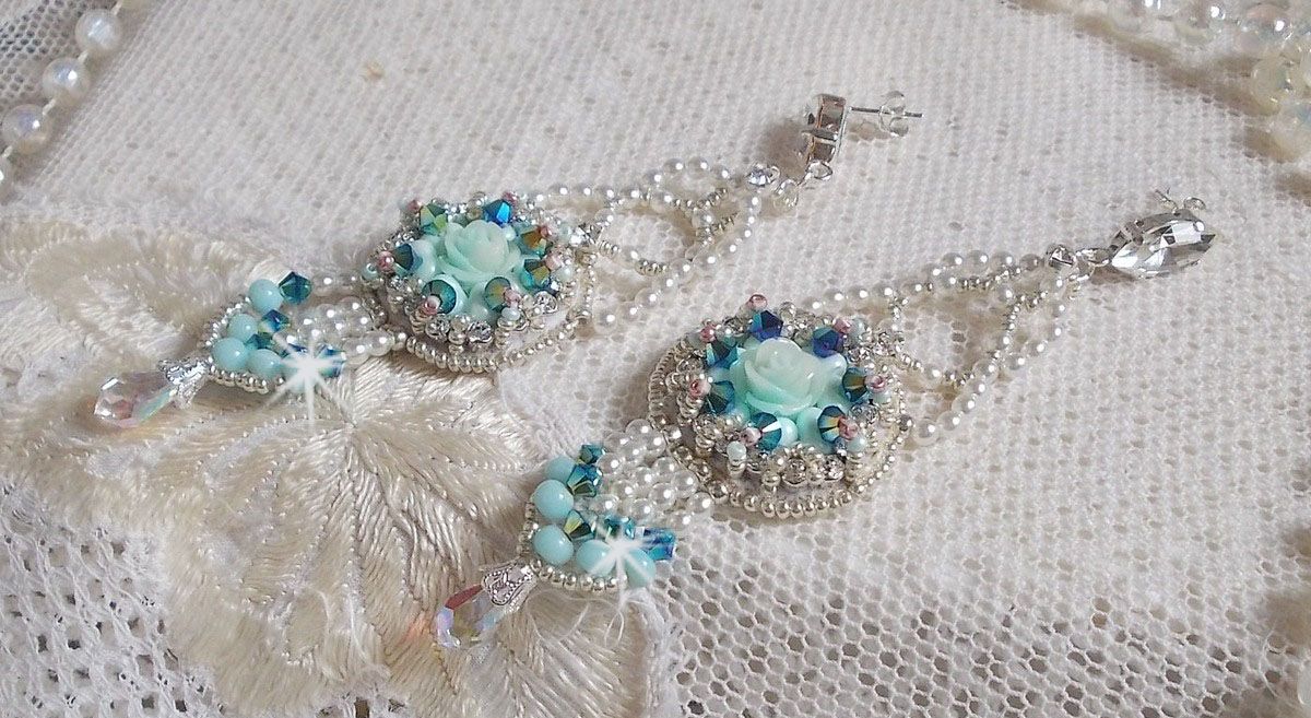 BO Blue Flowers Haute-Couture broderad med Swarovski-kristaller, mintfärgade hartscabochoner, Miyuki fröpärlor och 925/1000 silverhäftstift.