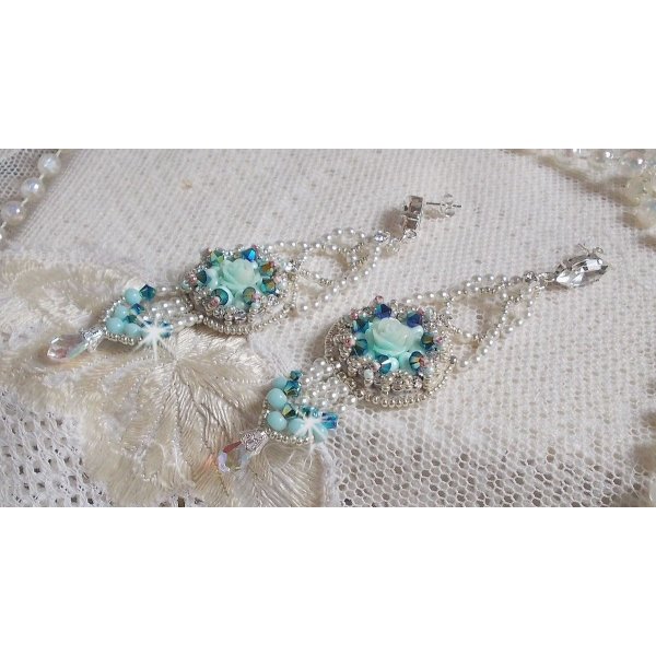 BO Blue Flowers Haute-Couture broderad med Swarovski-kristaller, mintfärgade hartscabochoner, Miyuki fröpärlor och 925/1000 silverhäftstift.
