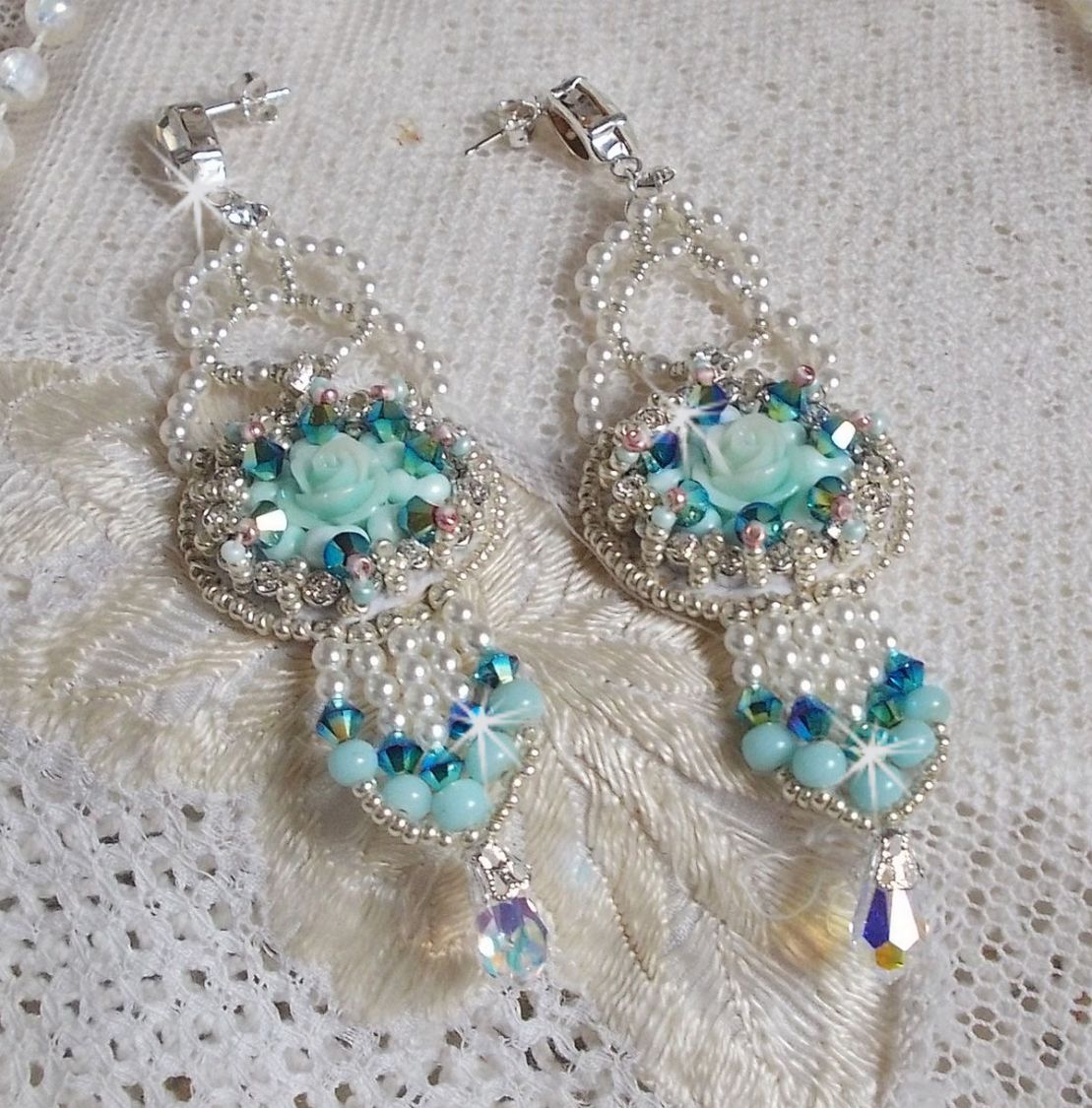 BO Blue Flowers Haute-Couture broderad med Swarovski-kristaller, mintfärgade hartscabochoner, Miyuki fröpärlor och 925/1000 silverhäftstift.