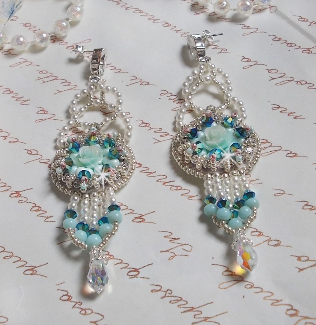 BO Blue Flowers Haute-Couture broderad med Swarovski-kristaller, mintfärgade hartscabochoner, Miyuki fröpärlor och 925/1000 silverhäftstift.