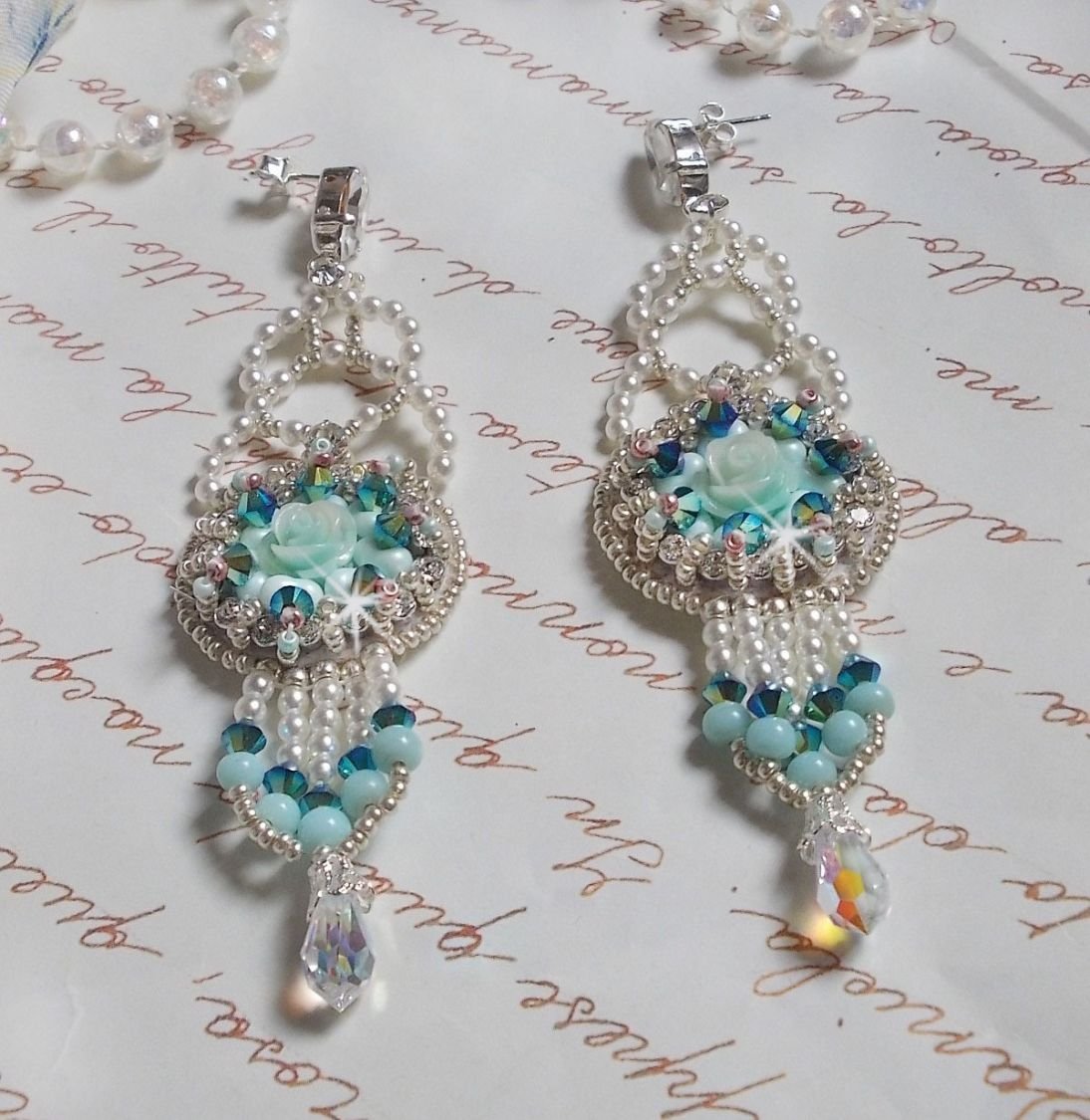 BO Blue Flowers Haute-Couture broderad med Swarovski-kristaller, mintfärgade hartscabochoner, Miyuki fröpärlor och 925/1000 silverhäftstift.