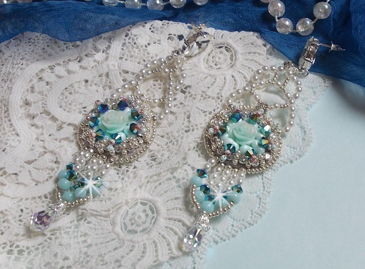 BO Blue Flowers Haute-Couture broderad med Swarovski-kristaller, mintfärgade hartscabochoner, Miyuki fröpärlor och 925/1000 silverhäftstift.