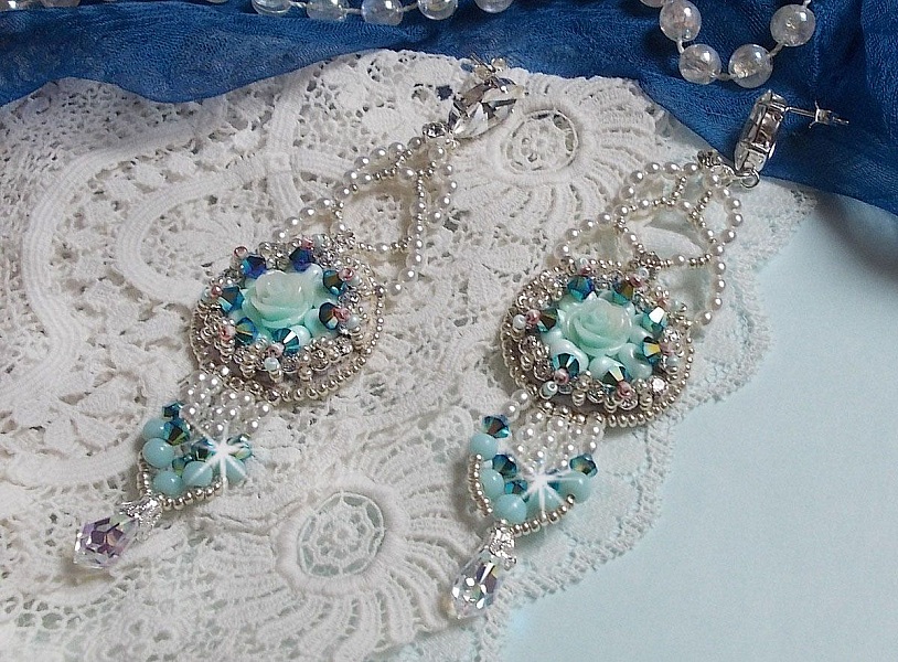 BO Blue Flowers Haute-Couture broderad med Swarovski-kristaller, mintf&auml;rgade hartscabochoner, Miyuki fr&ouml;p&auml;rlor och 925/1000 silverh&auml;ftstift.