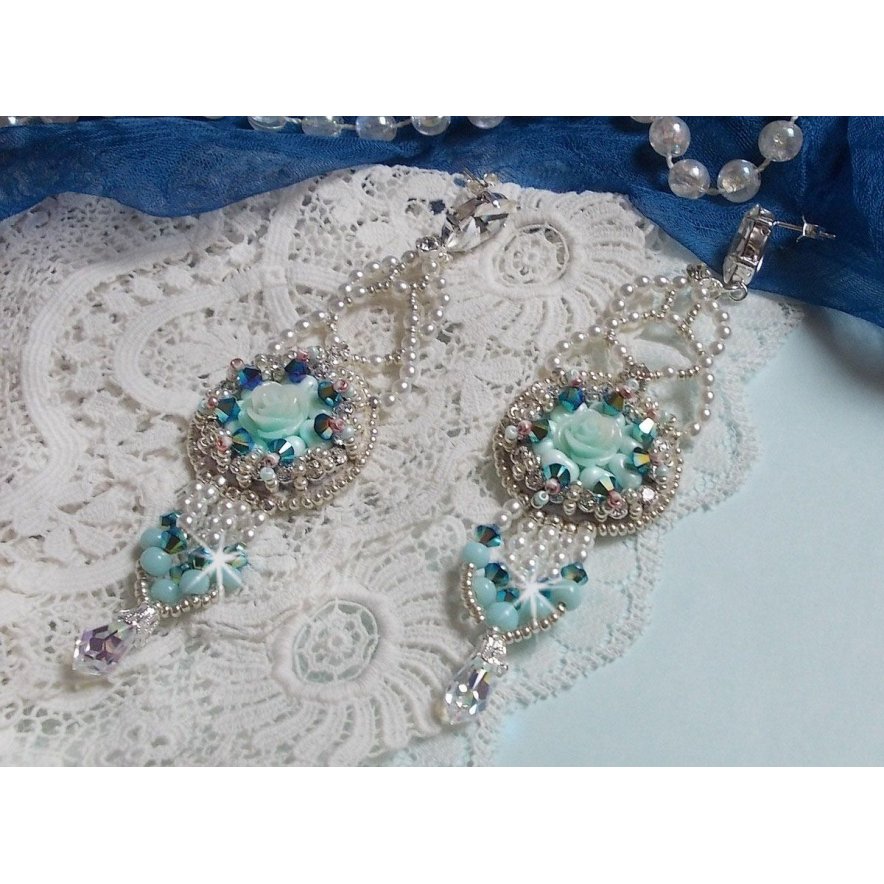 BO Blue Flowers Haute-Couture broderad med Swarovski-kristaller, mintfärgade hartscabochoner, Miyuki fröpärlor och 925/1000 silverhäftstift.