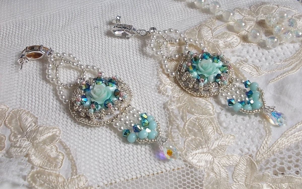 BO Blue Flowers Haute-Couture broderad med Swarovski-kristaller, mintfärgade hartscabochoner, Miyuki fröpärlor och 925/1000 silverhäftstift.