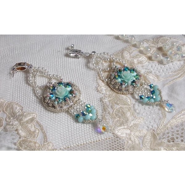 BO Blue Flowers Haute-Couture broderad med Swarovski-kristaller, mintfärgade hartscabochoner, Miyuki fröpärlor och 925/1000 silverhäftstift.