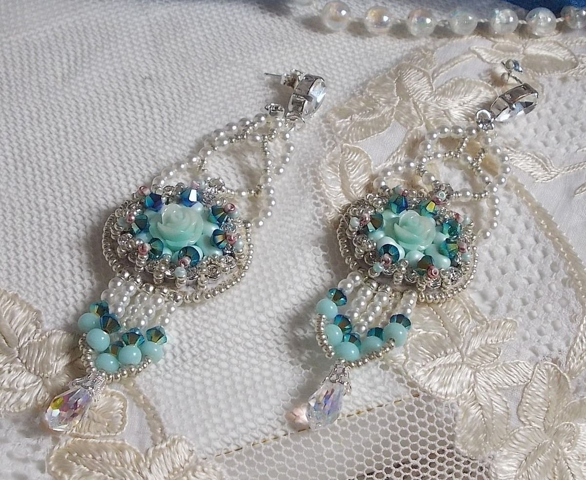 BO Blue Flowers Haute-Couture broderad med Swarovski-kristaller, mintfärgade hartscabochoner, Miyuki fröpärlor och 925/1000 silverhäftstift.