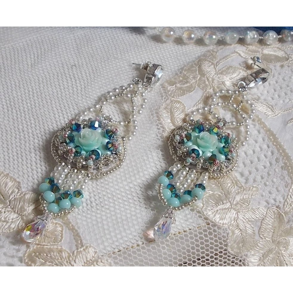 BO Blue Flowers Haute-Couture broderad med Swarovski-kristaller, mintfärgade hartscabochoner, Miyuki fröpärlor och 925/1000 silverhäftstift.