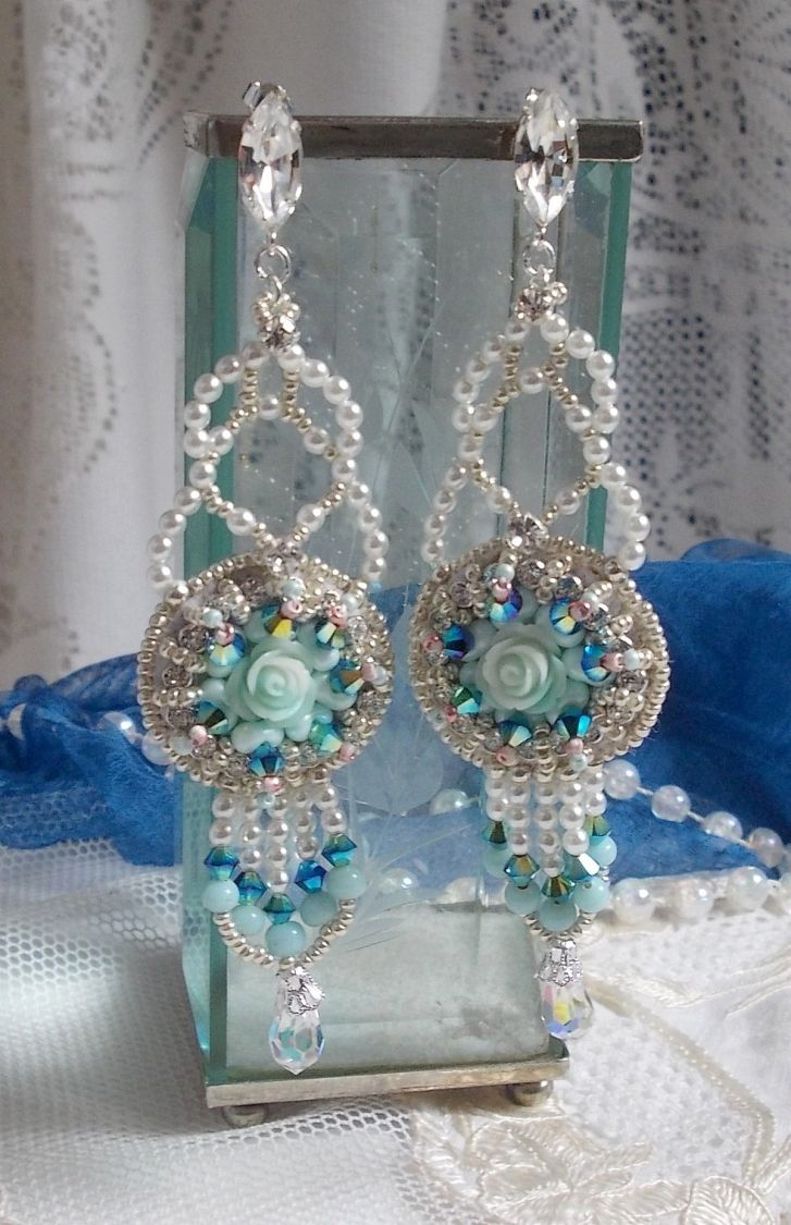 BO Blue Flowers Haute-Couture broderad med Swarovski-kristaller, mintfärgade hartscabochoner, Miyuki fröpärlor och 925/1000 silverhäftstift.
