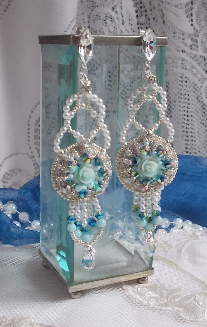 BO Blue Flowers Haute-Couture broderad med Swarovski-kristaller, mintfärgade hartscabochoner, Miyuki fröpärlor och 925/1000 silverhäftstift.