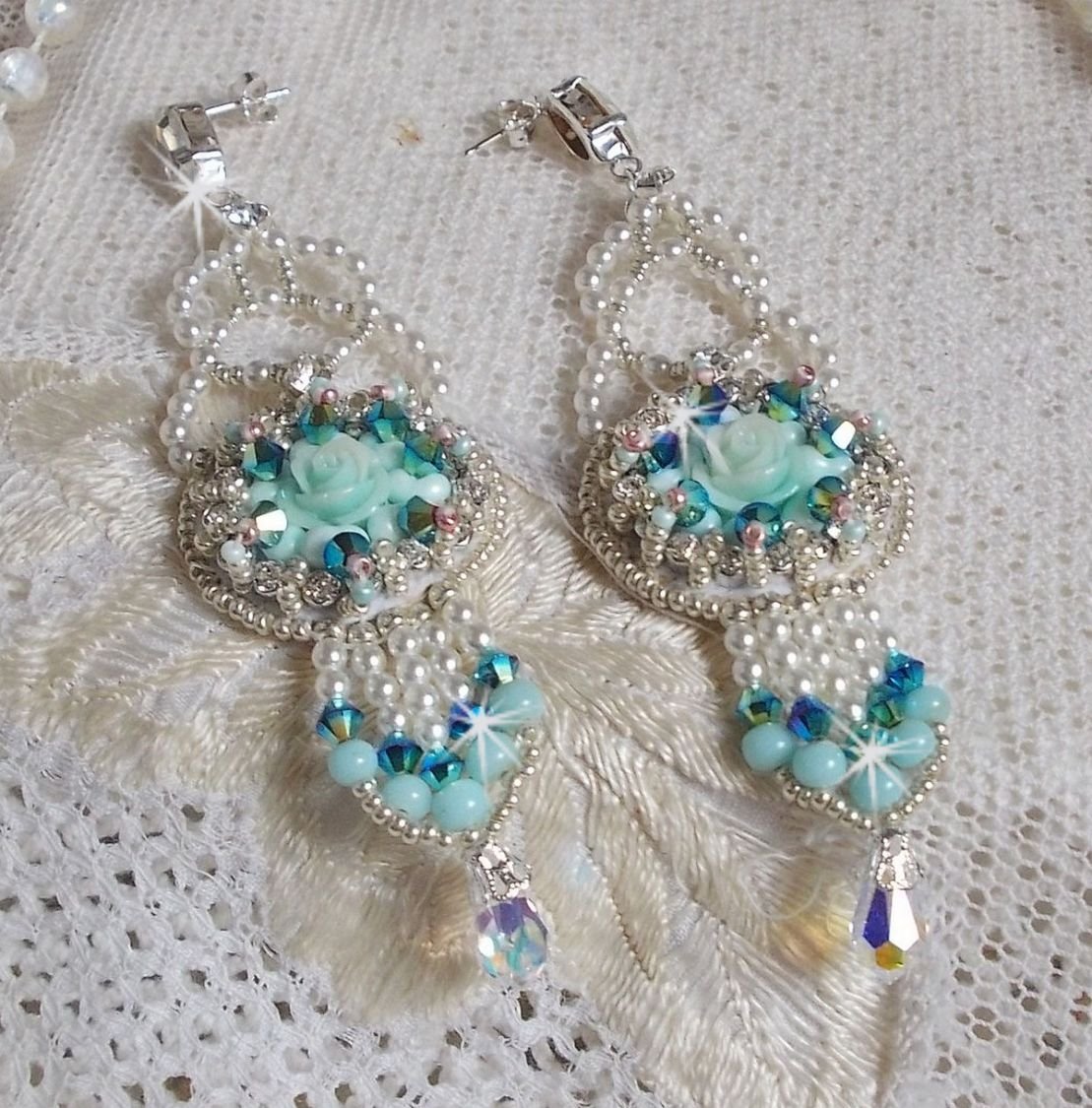 BO Blue Flowers Haute-Couture broderad med Swarovski-kristaller, mintfärgade hartscabochoner, Miyuki fröpärlor och 925/1000 silverhäftstift.