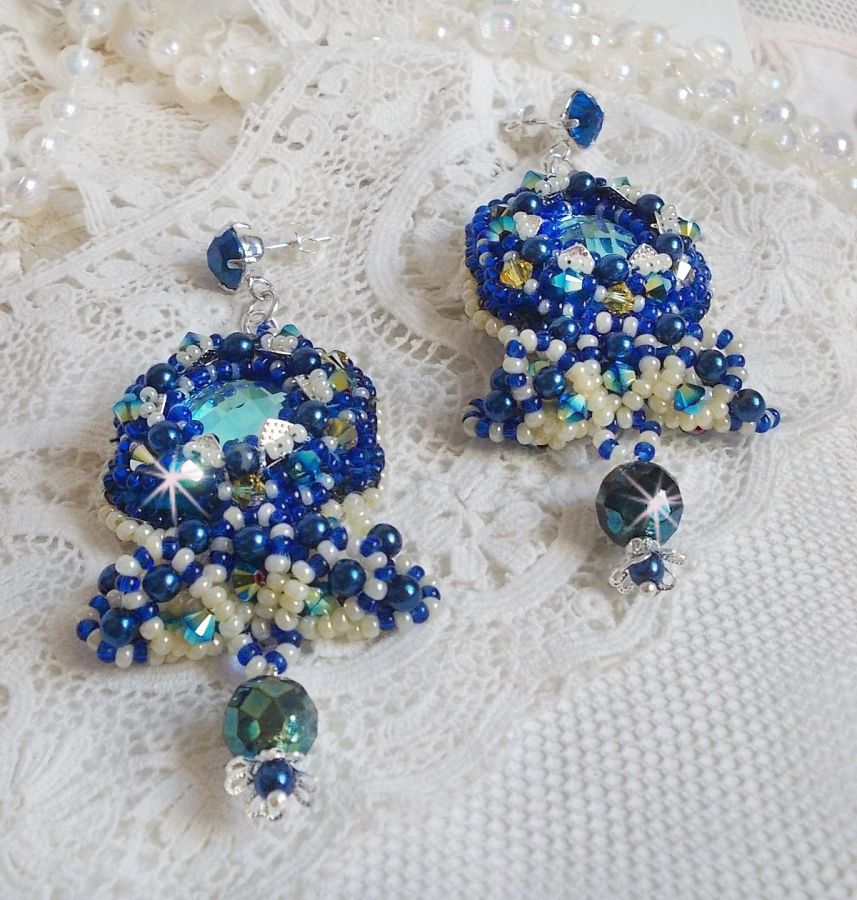 BO Blue Palace Haute-Couture broderad med Swarovski-kristaller, pärlor, filigranstämplar och cabochonhållare i 925/1000 silver.