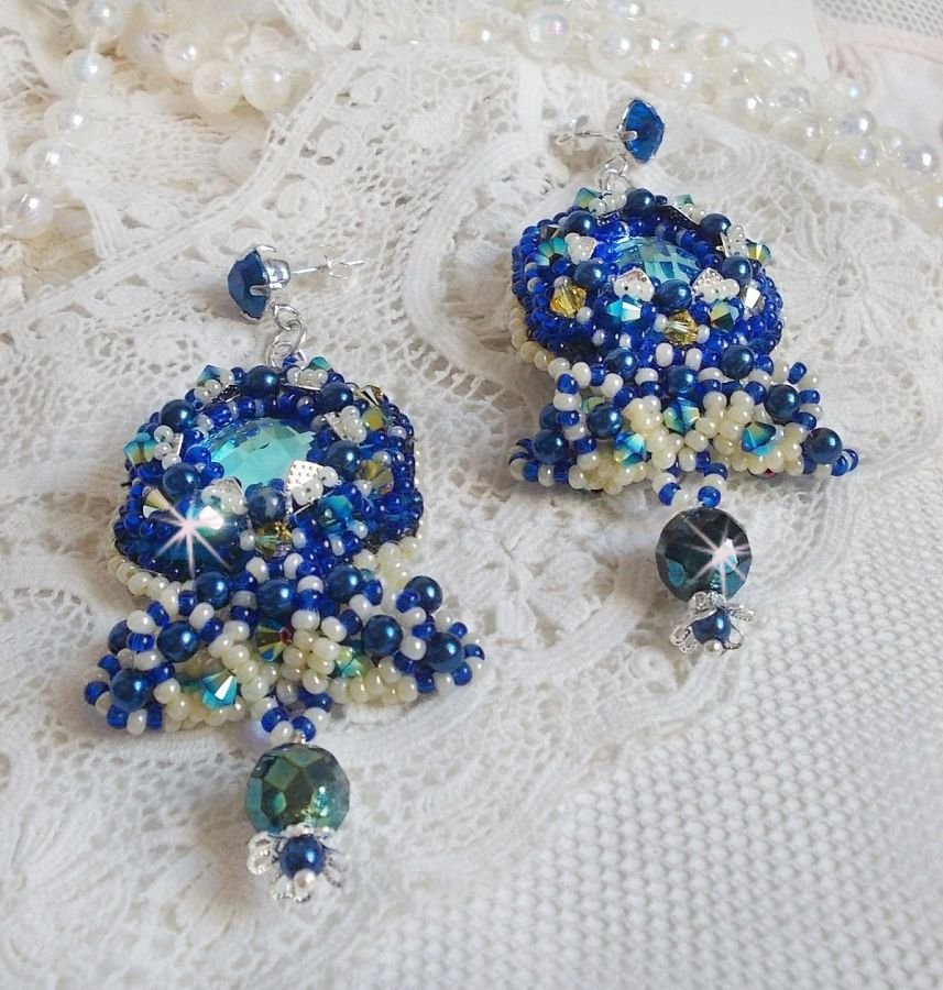 BO Blue Palace Haute-Couture broderad med Swarovski-kristaller, pärlor, filigranstämplar och cabochonhållare i 925/1000 silver.