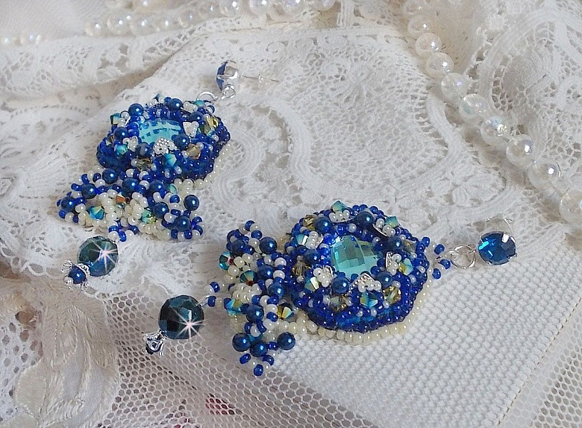 BO Blue Palace Haute-Couture broderad med Swarovski-kristaller, p&auml;rlor, filigranst&auml;mplar och cabochonh&aring;llare i 925/1000 silver.
