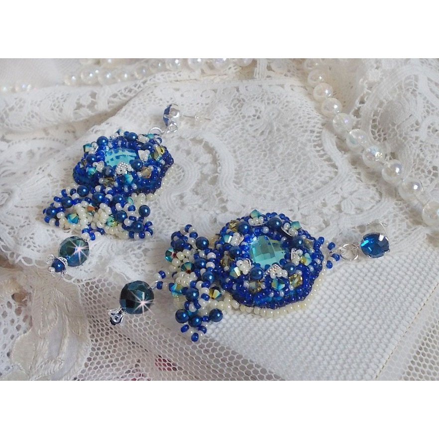 BO Blue Palace Haute-Couture broderad med Swarovski-kristaller, pärlor, filigranstämplar och cabochonhållare i 925/1000 silver.
