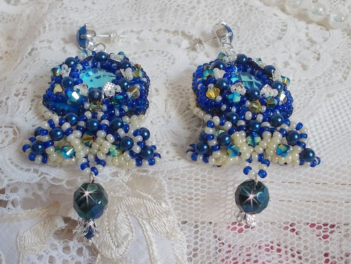 BO Blue Palace Haute-Couture broderad med Swarovski-kristaller, pärlor, filigranstämplar och cabochonhållare i 925/1000 silver.