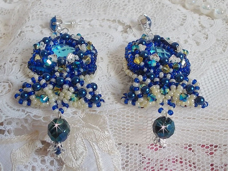 BO Blue Palace Haute-Couture broderad med Swarovski-kristaller, p&auml;rlor, filigranst&auml;mplar och cabochonh&aring;llare i 925/1000 silver.