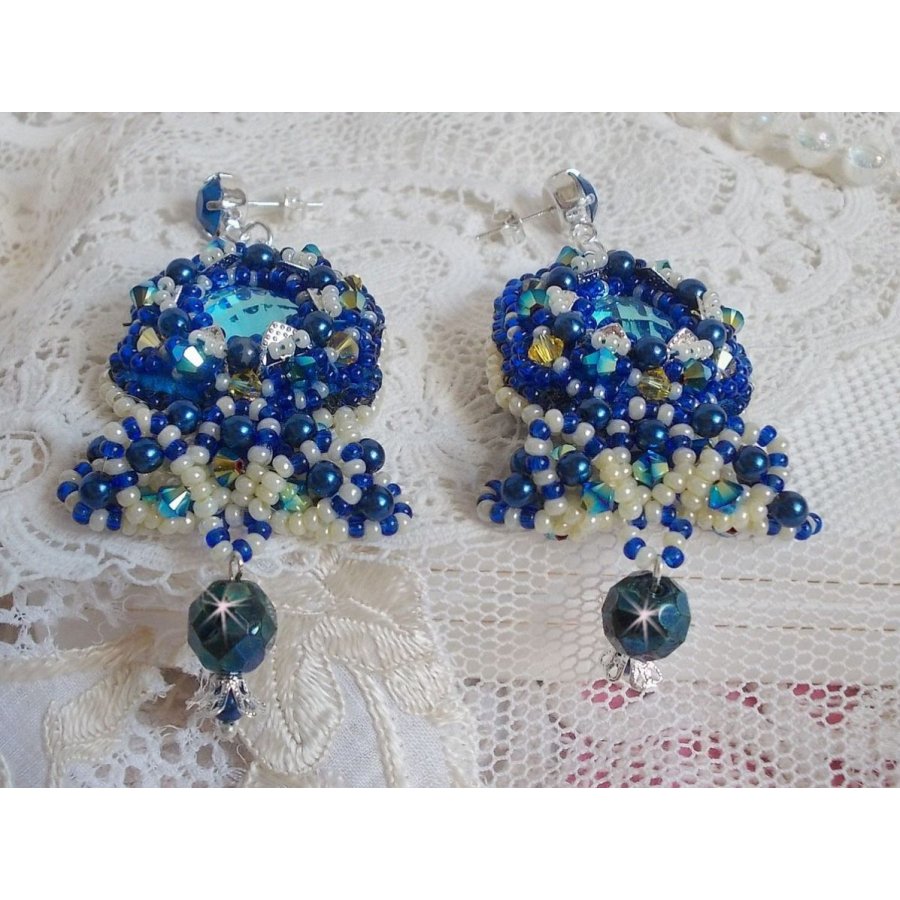 BO Blue Palace Haute-Couture broderad med Swarovski-kristaller, pärlor, filigranstämplar och cabochonhållare i 925/1000 silver.