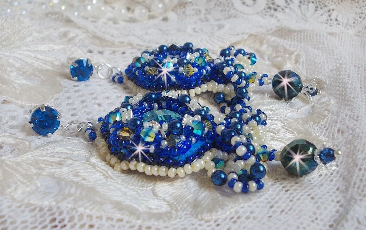 BO Blue Palace Haute-Couture broderad med Swarovski-kristaller, pärlor, filigranstämplar och cabochonhållare i 925/1000 silver.