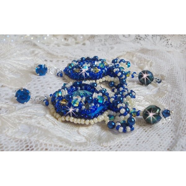 BO Blue Palace Haute-Couture broderad med Swarovski-kristaller, pärlor, filigranstämplar och cabochonhållare i 925/1000 silver.