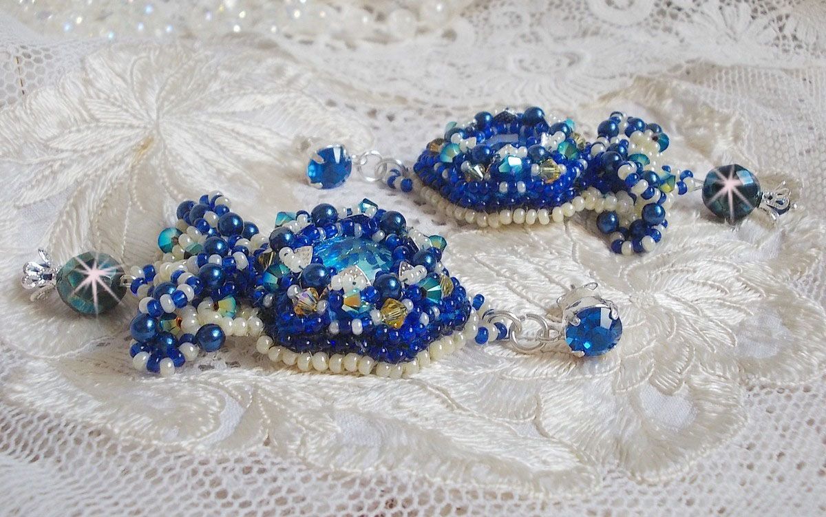 BO Blue Palace Haute-Couture broderad med Swarovski-kristaller, pärlor, filigranstämplar och cabochonhållare i 925/1000 silver.