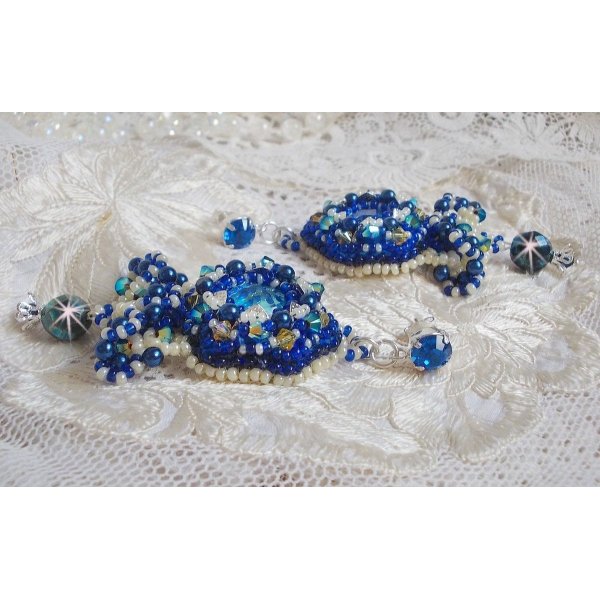 BO Blue Palace Haute-Couture broderad med Swarovski-kristaller, pärlor, filigranstämplar och cabochonhållare i 925/1000 silver.