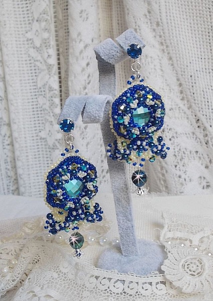 BO Blue Palace Haute-Couture broderad med Swarovski-kristaller, p&auml;rlor, filigranst&auml;mplar och cabochonh&aring;llare i 925/1000 silver.