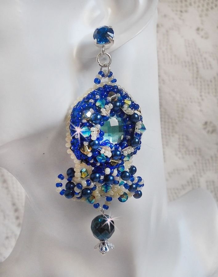 BO Blue Palace Haute-Couture broderad med Swarovski-kristaller, pärlor, filigranstämplar och cabochonhållare i 925/1000 silver.