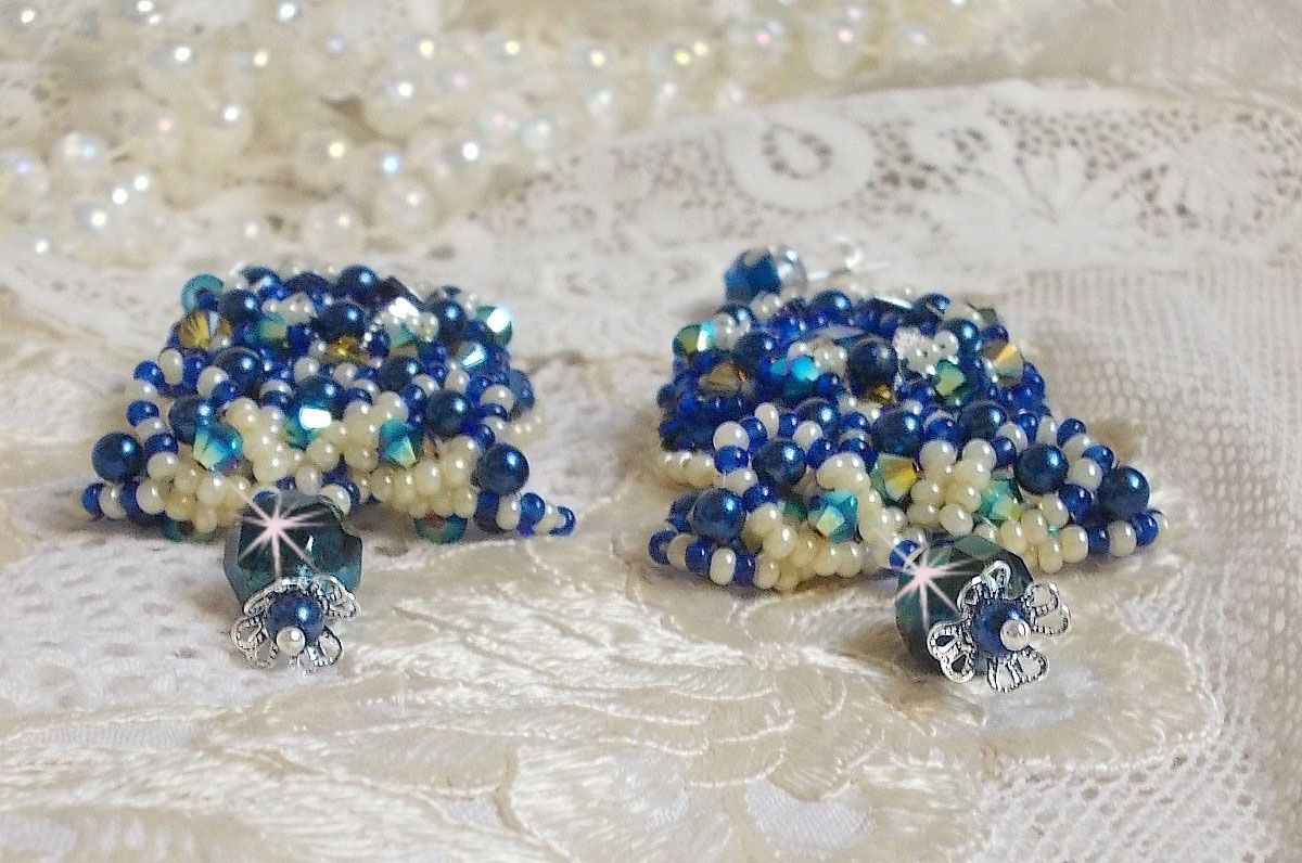 BO Blue Palace Haute-Couture broderad med Swarovski-kristaller, pärlor, filigranstämplar och cabochonhållare i 925/1000 silver.