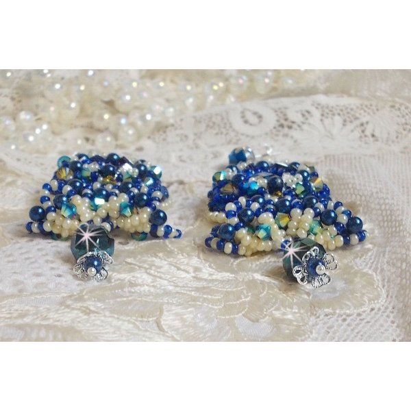 BO Blue Palace Haute-Couture broderad med Swarovski-kristaller, pärlor, filigranstämplar och cabochonhållare i 925/1000 silver.
