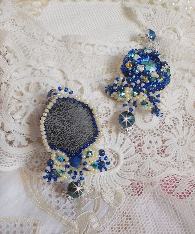 BO Blue Palace Haute-Couture broderad med Swarovski-kristaller, pärlor, filigranstämplar och cabochonhållare i 925/1000 silver.