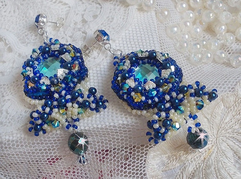 BO Blue Palace Haute-Couture broderad med Swarovski-kristaller, p&auml;rlor, filigranst&auml;mplar och cabochonh&aring;llare i 925/1000 silver.