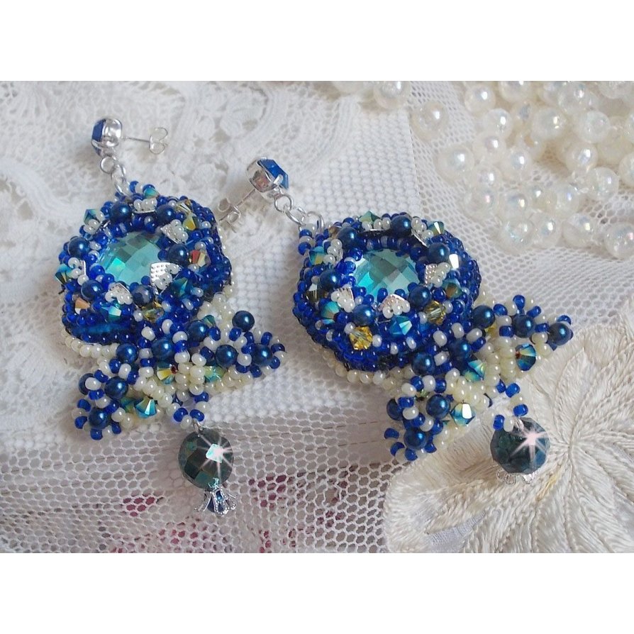 BO Blue Palace Haute-Couture broderad med Swarovski-kristaller, pärlor, filigranstämplar och cabochonhållare i 925/1000 silver.