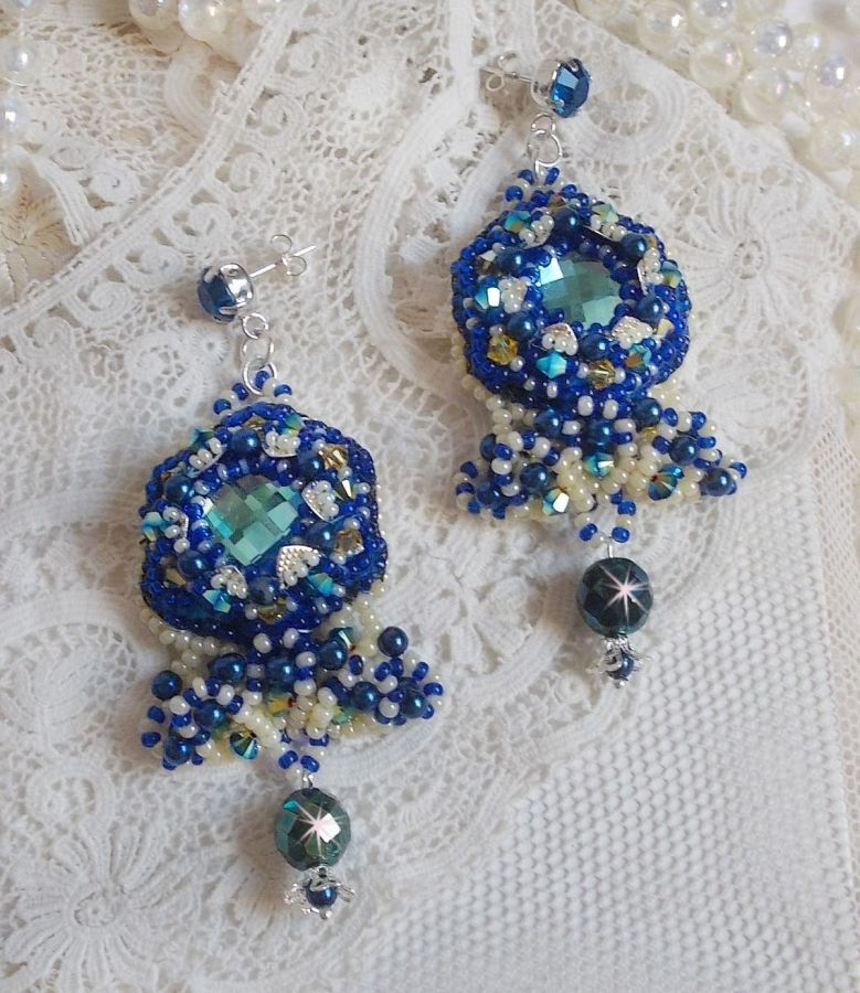 BO Blue Palace Haute-Couture broderad med Swarovski-kristaller, pärlor, filigranstämplar och cabochonhållare i 925/1000 silver.