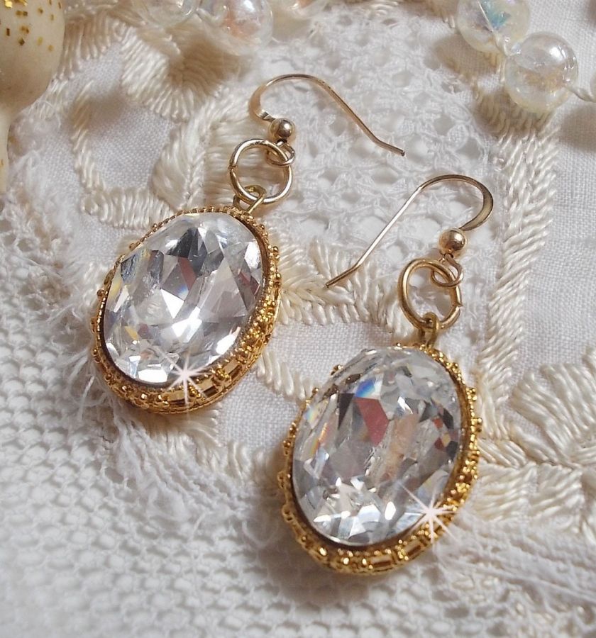 BO Gold örhängen med Swarovski-kristaller i guldcabochoner med 14 karat guldfyllda öronkrokar.