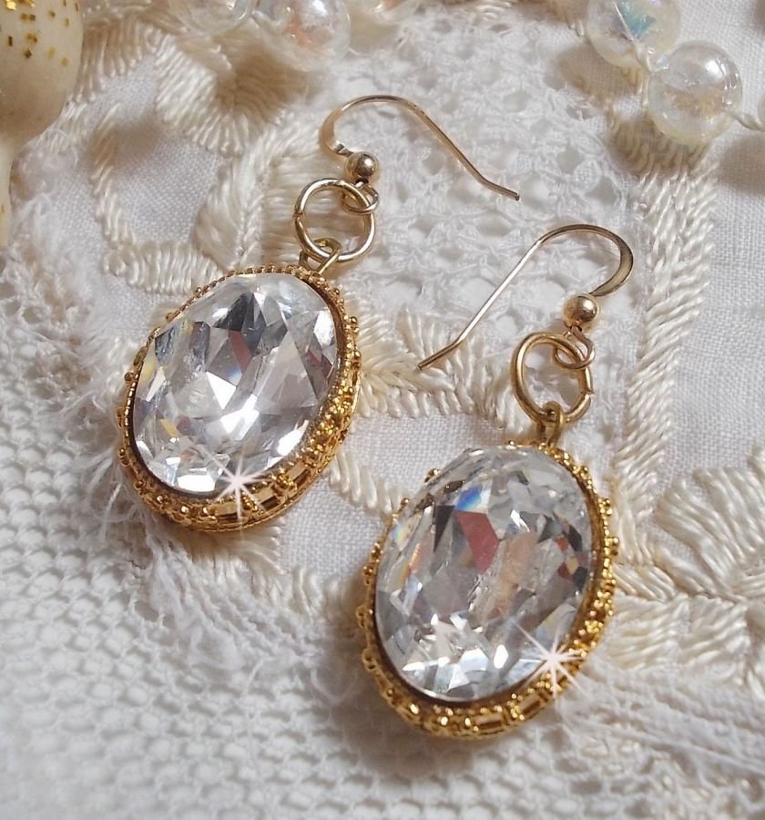 BO Gold örhängen med Swarovski-kristaller i guldcabochoner med 14 karat guldfyllda öronkrokar.