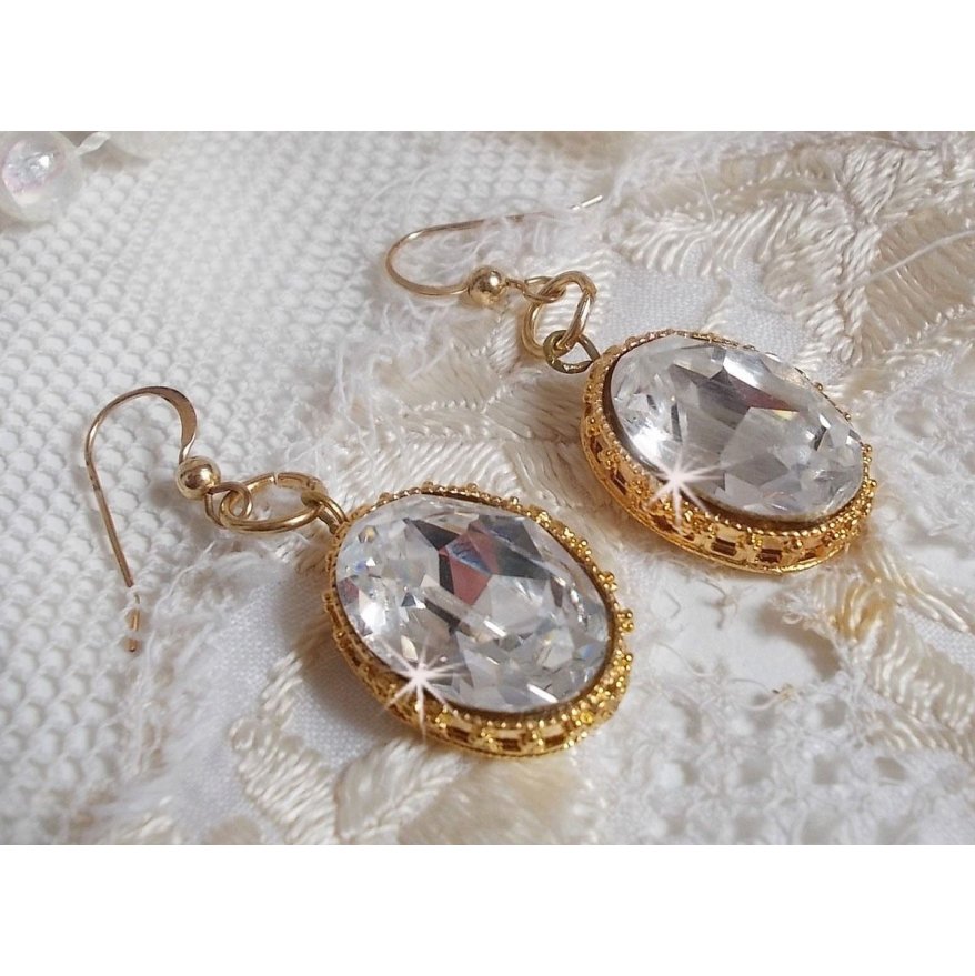 BO Gold örhängen med Swarovski-kristaller i guldcabochoner med 14 karat guldfyllda öronkrokar.