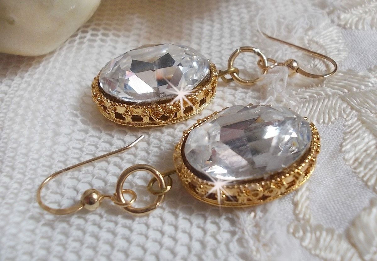 BO Gold örhängen med Swarovski-kristaller i guldcabochoner med 14 karat guldfyllda öronkrokar.