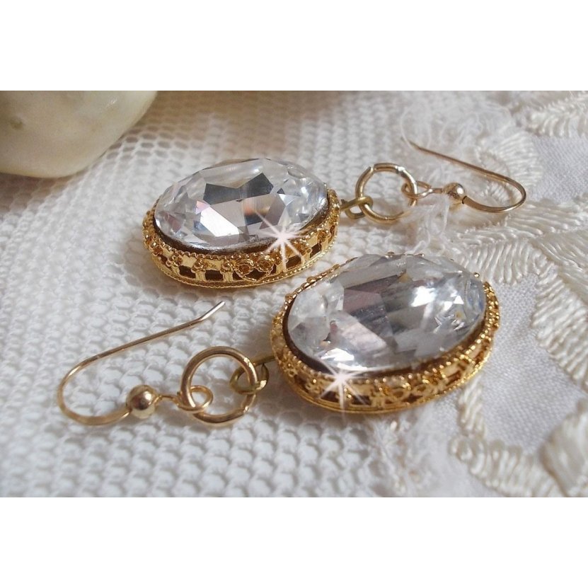 BO Gold örhängen med Swarovski-kristaller i guldcabochoner med 14 karat guldfyllda öronkrokar.