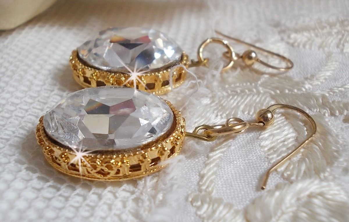 BO Gold örhängen med Swarovski-kristaller i guldcabochoner med 14 karat guldfyllda öronkrokar.