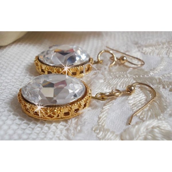 BO Gold örhängen med Swarovski-kristaller i guldcabochoner med 14 karat guldfyllda öronkrokar.