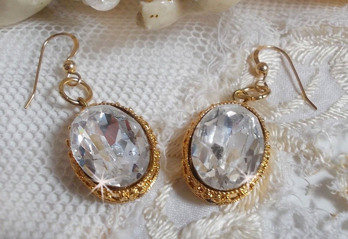 BO Gold örhängen med Swarovski-kristaller i guldcabochoner med 14 karat guldfyllda öronkrokar.