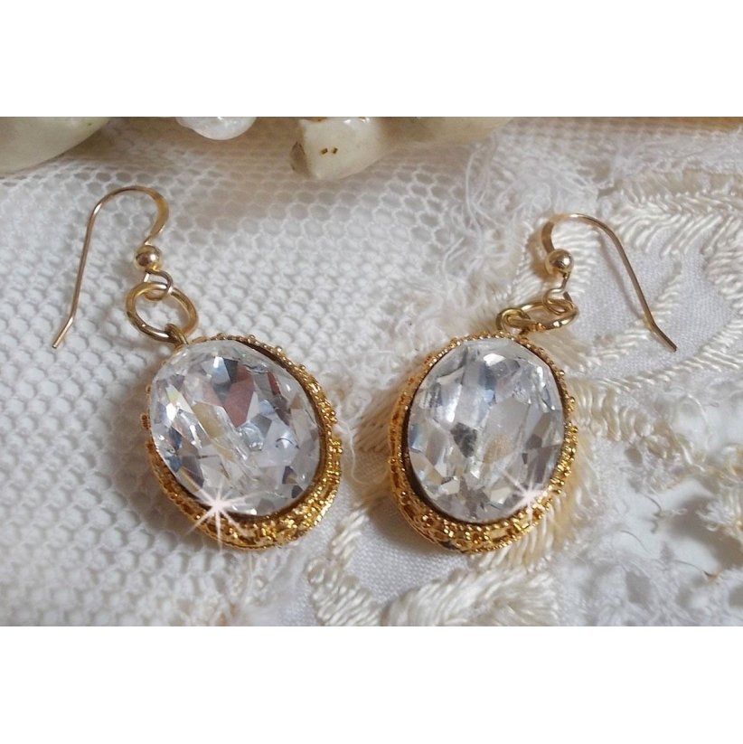 BO Gold örhängen med Swarovski-kristaller i guldcabochoner med 14 karat guldfyllda öronkrokar.