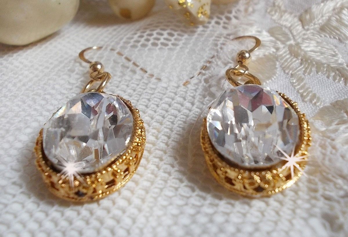 BO Gold örhängen med Swarovski-kristaller i guldcabochoner med 14 karat guldfyllda öronkrokar.