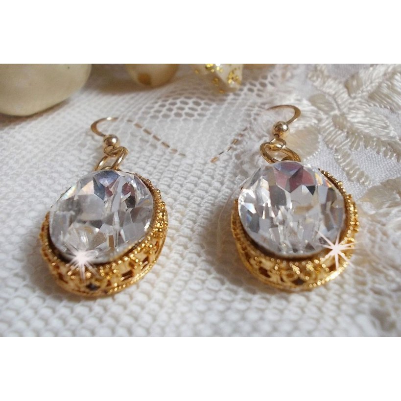 BO Gold örhängen med Swarovski-kristaller i guldcabochoner med 14 karat guldfyllda öronkrokar.