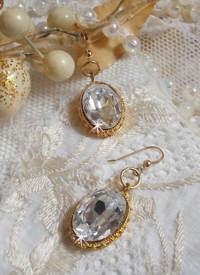 BO Gold örhängen med Swarovski-kristaller i guldcabochoner med 14 karat guldfyllda öronkrokar.